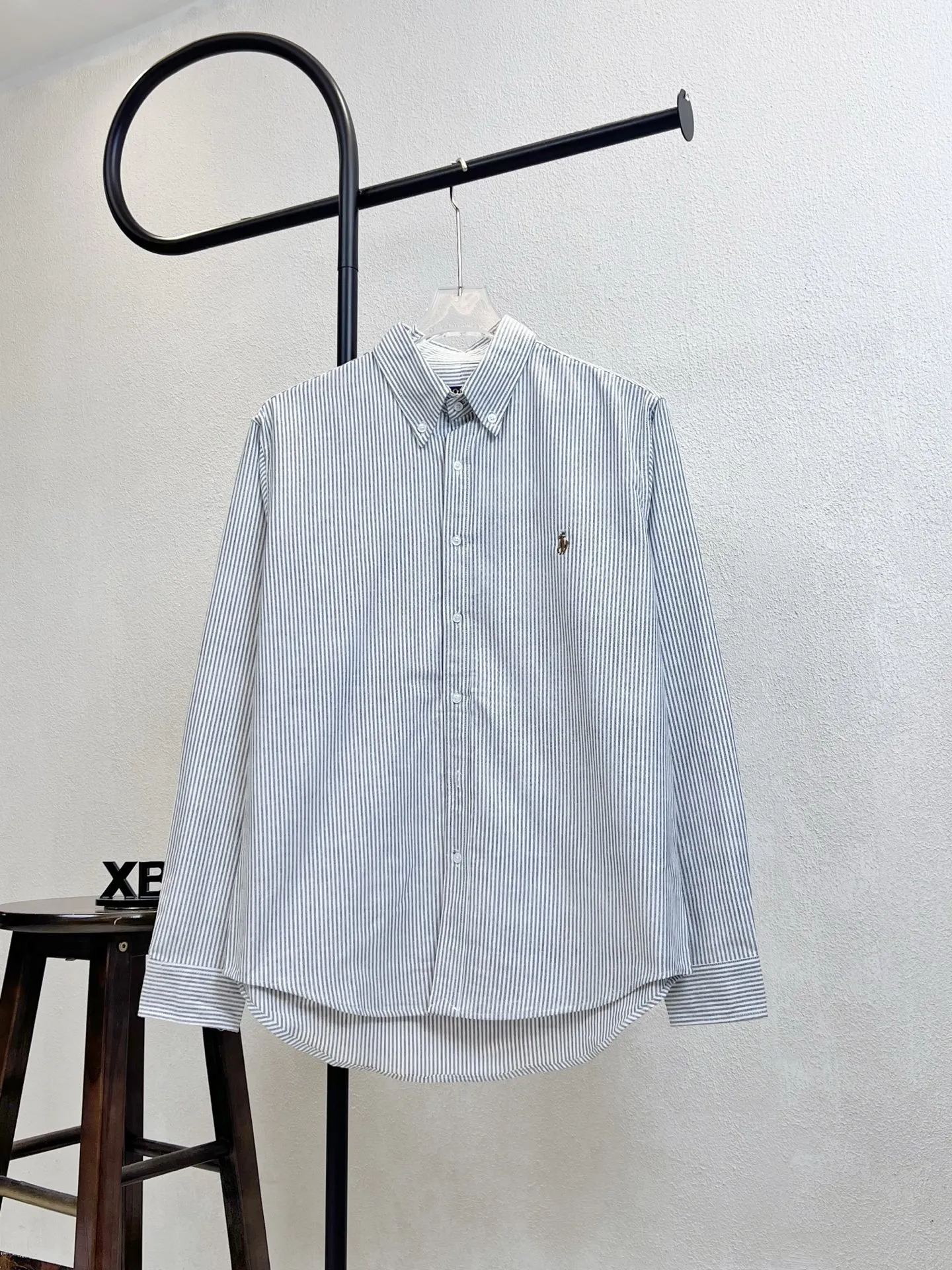 P220 model number All fabric accessories are original and benchmarked. The precise and high-quality jacquard craftsmanship makes the fabrics integrated into one. The upper body is soft and comfortable, extremely delicate, the hand feels solid, smooth and soft. The fabric does not wrinkle, and the hand feel is invincible. Perfect details. Size: S-XL